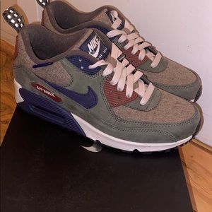 Nike Air Max sneakers size 7. Like new